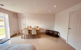 Large Studio Flat B Near Heathrow